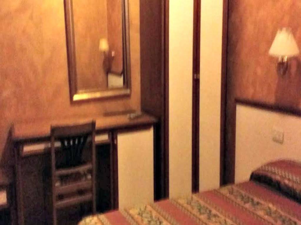Hotel Lella Rzym Zewnętrze zdjęcie